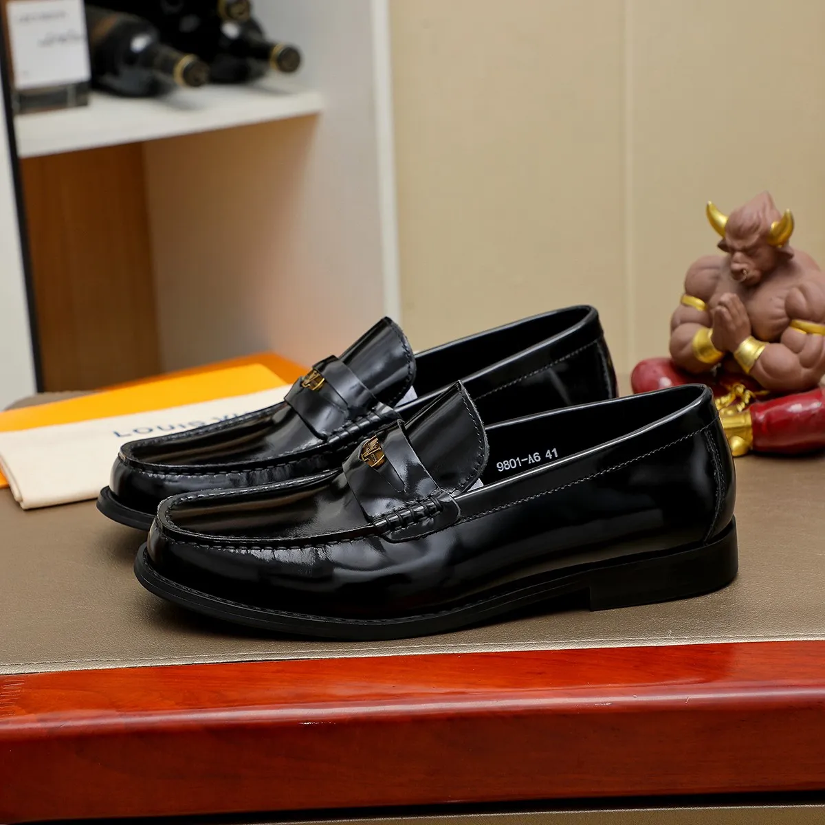 Men's shoes 460 💰 Louis Vuitton LV ® 🆕 model 🔛 full shoe counter, first layer cowhide, 🐂leather lining casual shoes for men, super soft outsole, a must-have for driving. Synchronized with the counter, original first layer cowhide, completely 1:1 mold customization 🌹 top version, color optional! Number: 38-44 (45.46 customized)